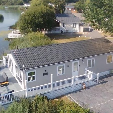 Chichester Lakeside Holiday Park Lakefront Lodge Merston Buitenkant foto