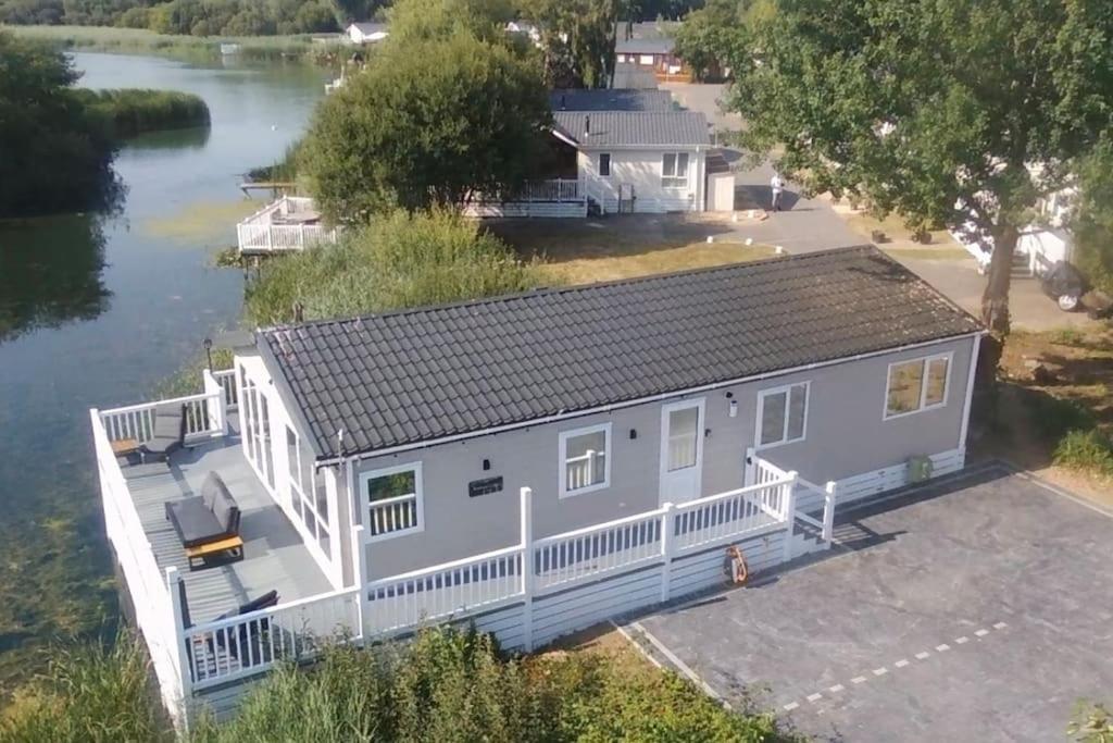 Chichester Lakeside Holiday Park Lakefront Lodge Merston Buitenkant foto