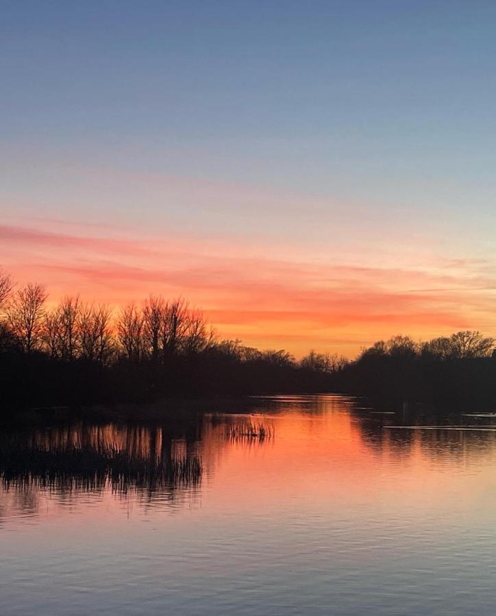 Chichester Lakeside Holiday Park Lakefront Lodge Merston Buitenkant foto