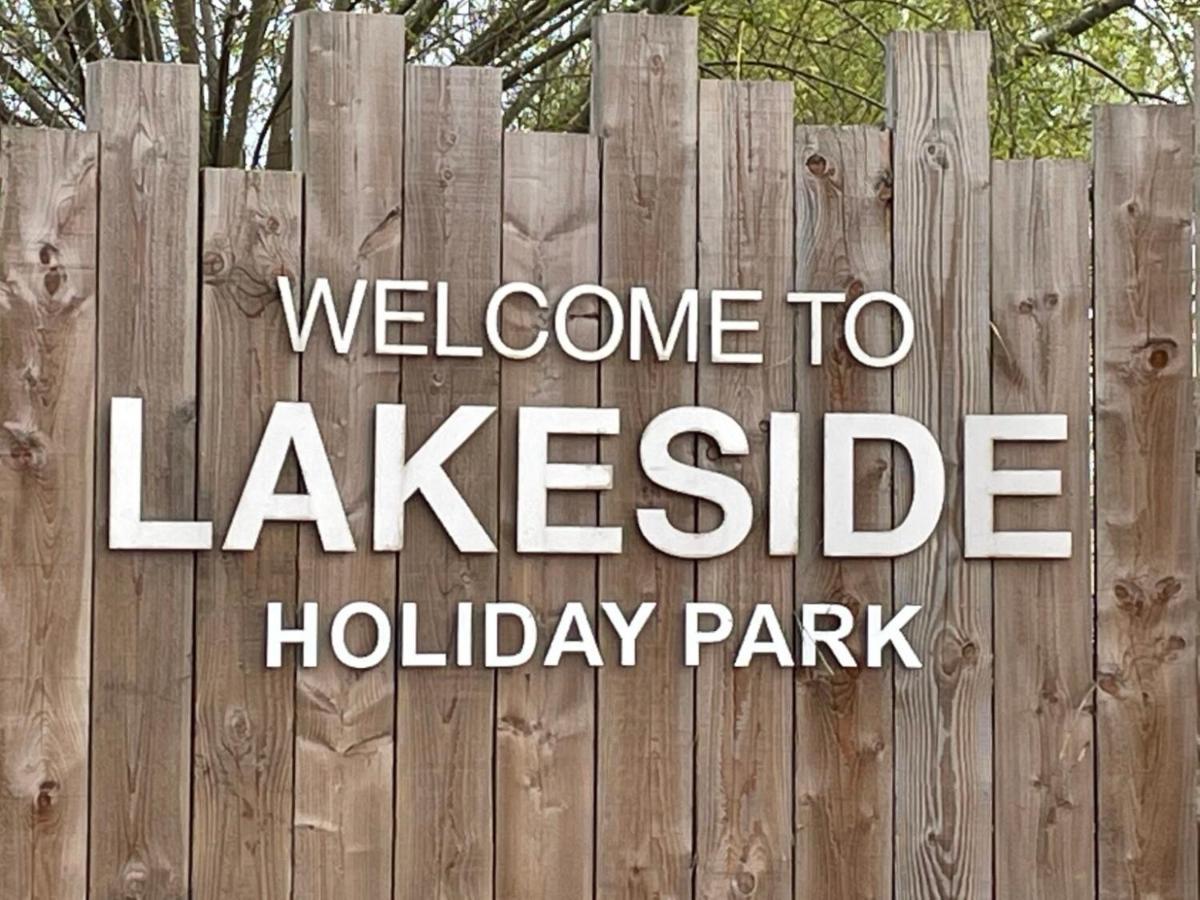 Chichester Lakeside Holiday Park Lakefront Lodge Merston Buitenkant foto