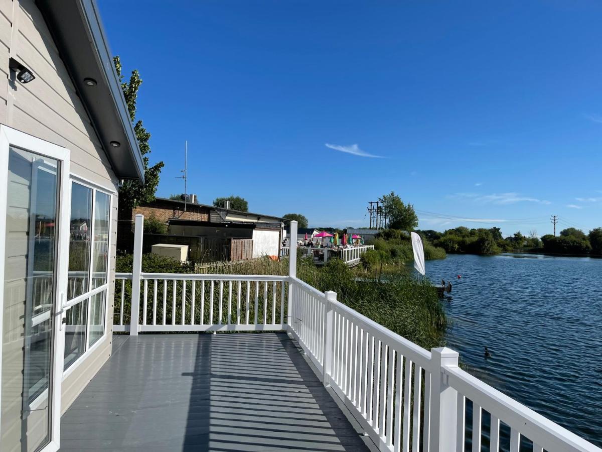 Chichester Lakeside Holiday Park Lakefront Lodge Merston Buitenkant foto