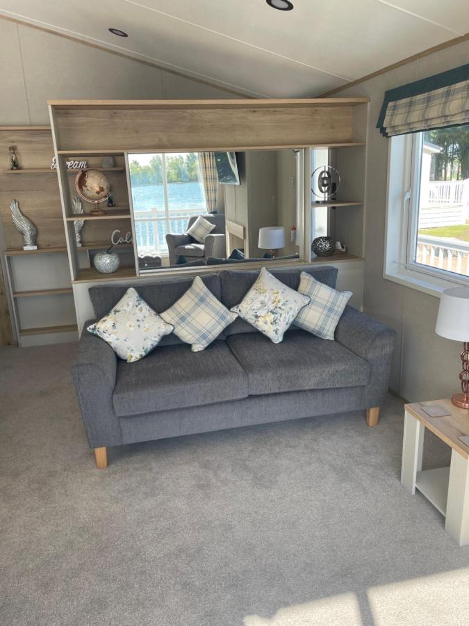 Chichester Lakeside Holiday Park Lakefront Lodge Merston Buitenkant foto